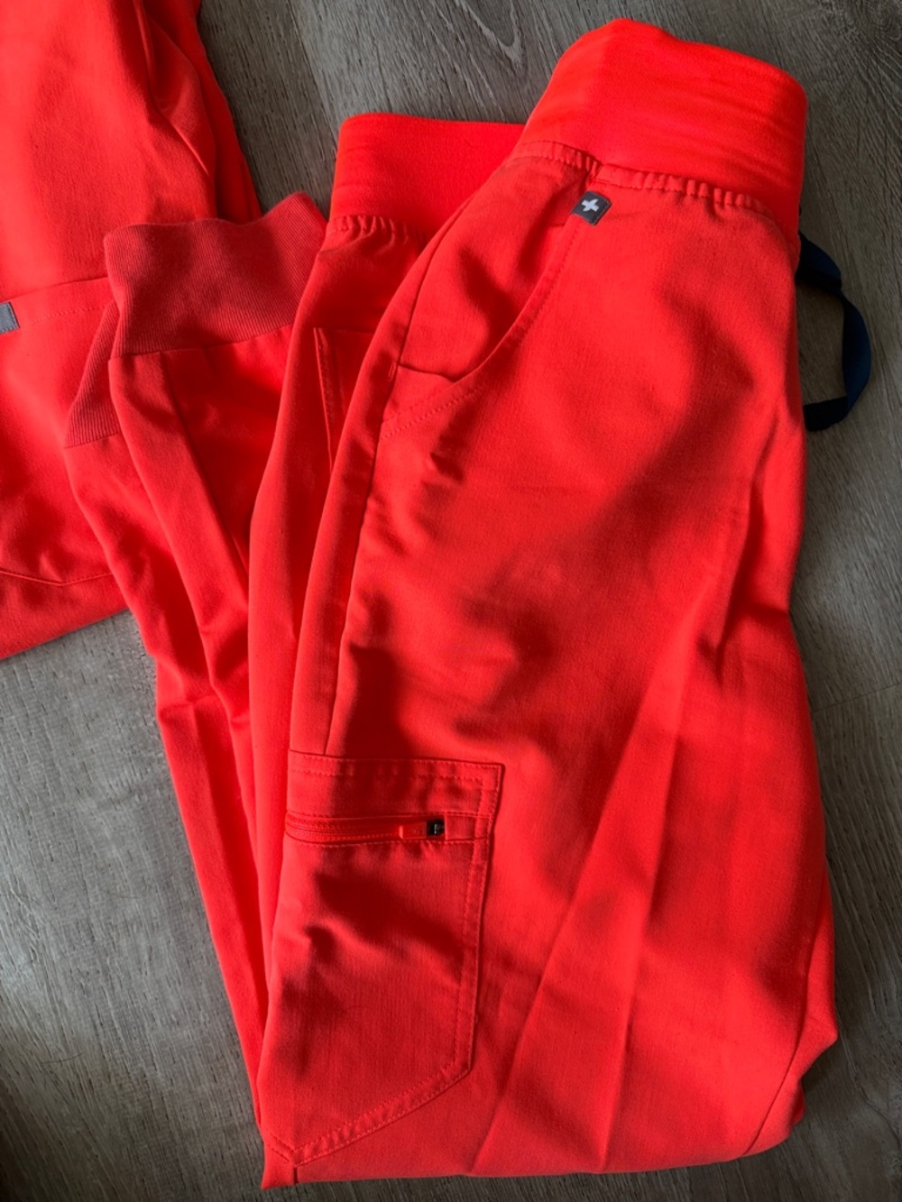 Figs 1 pocket Scrub Top and joggers in firey coral - Picture 4 of 6